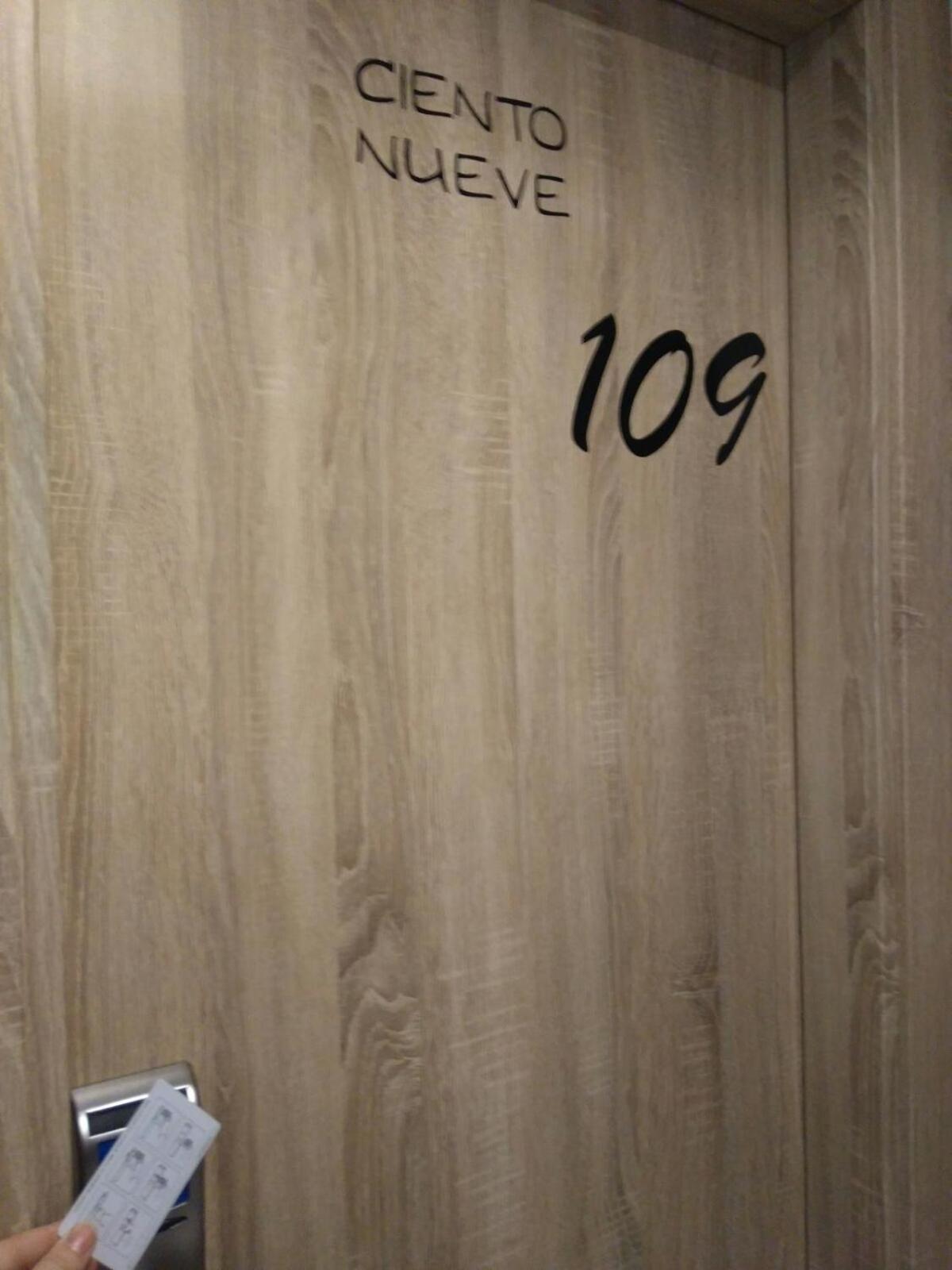 Single Room,805974405:JPEG